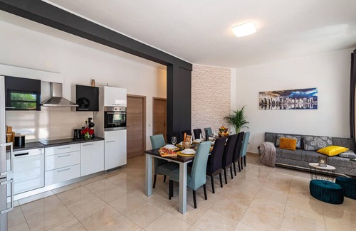 Velim House | Lovely home in Radasinovci with kitchen
