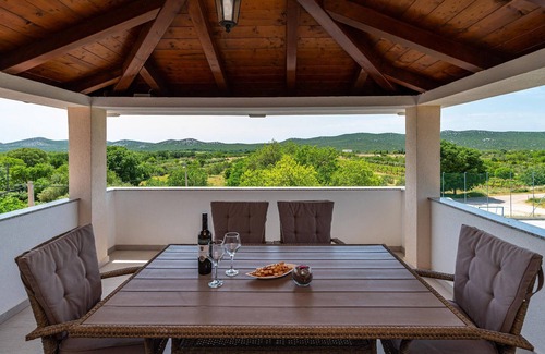 Velim House | Lovely home in Radasinovci with kitchen