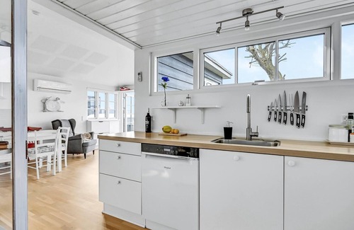 Ronde House | Lovely home in Rønde with kitchen