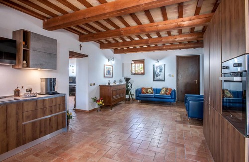 Tolentino House | Lovely home in Tolentino with kitchen