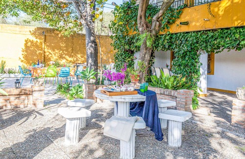 Tomares House | Lovely home in Tomares with kitchen