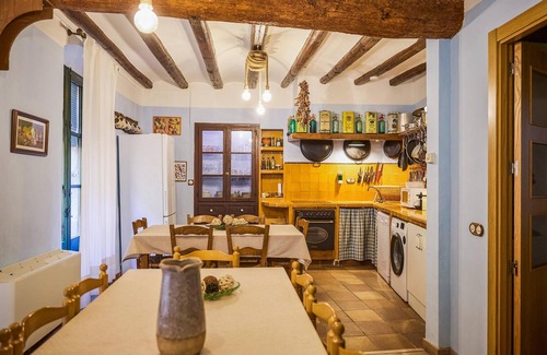 El Vilosell House | Lovely home in Vilosell with WiFi