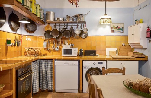 El Vilosell House | Lovely home in Vilosell with WiFi