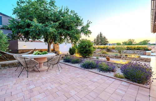 Benkovac House | Lovely home in Zagrad