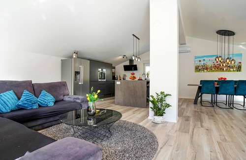 Zrnovnica House | Lovely home in Zrnovnica