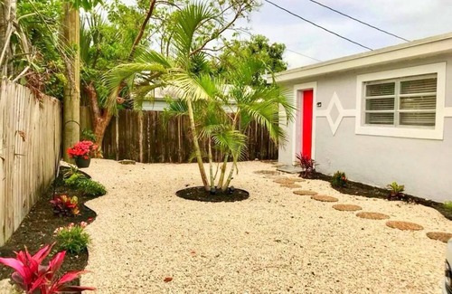 Middle River Terrace Cottage | Lovely home near Wilton Manors, Las Olas & Beach