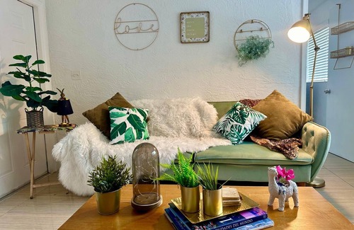 Middle River Terrace Cottage | Lovely home near Wilton Manors, Las Olas & Beach