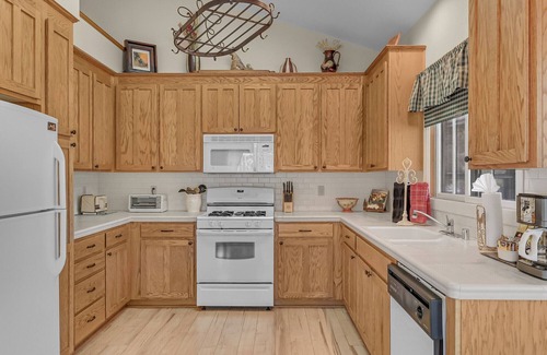 Angels Camp House | Lovely Home- near fine dining and pool area (Bret Harte Cottage)