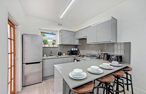 Tottenham Hale House | Lovely Home - Park Views & Ideal Transport Links