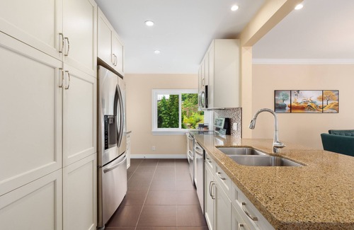 Port Moody House | Lovely home three bedroom with free parking