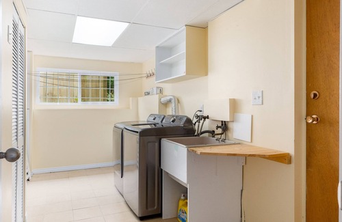 Port Moody House | Lovely home three bedroom with free parking