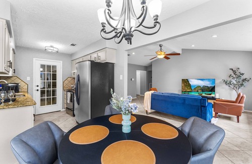 Barker House | Lovely home - Workspaces - King Bed - Fast WiFi