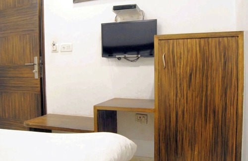 Motia Khan Hotel | Lovely hotel room with AC in bustling DL
