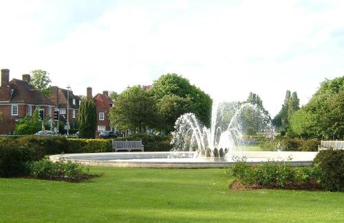 Cole Green House | Lovely House in Welwyn with Garden and Off road parking
