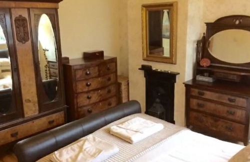 Leeds House | Lovely house in Leeds with gardens