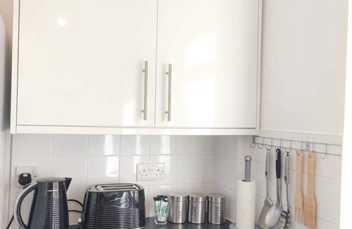 Chatham House | Lovely house in Medway - Free parking, sleeps up to 8