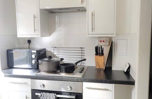 Chatham House | Lovely house in Medway - Free parking, sleeps up to 8