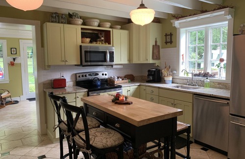 The Plains House | Lovely Hunt Country 3-bedroom cottage with large deck & firepit on 3 acres