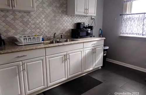Shaker Heights House | Lovely in Larchmere! near Cleveland Clinic, CWRU, Univ Hosp, Downtown.