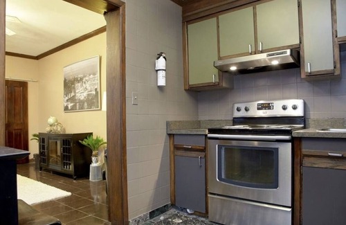 Leslieville House | Lovely in Leslieville: OneBedrm Large Private Apartment