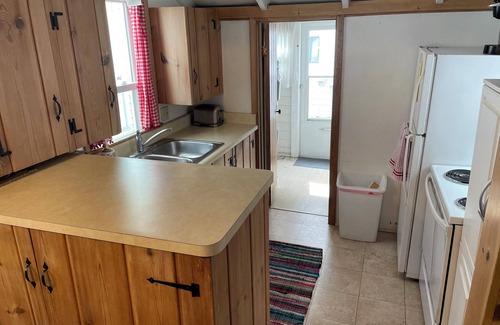 Lakeside Cottage | Lovely in-town Lakeside cottage with WiFi, 3 bedrooms for a relaxing getaway