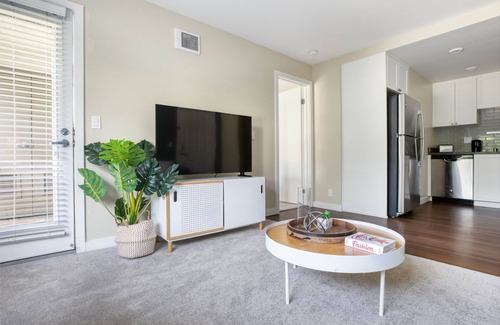 University City Apartment | Lovely La Jolla 1BR w/Gym, W/D & Pool, nr bars & shops, by Blueground