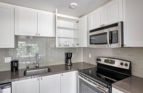 University City Apartment | Lovely La Jolla 1BR w/Gym, W/D & Pool, nr bars & shops, by Blueground