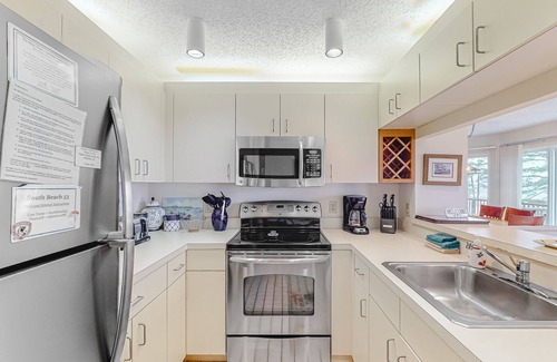 Glen Arbor Condo | Lovely Lake Michigan beachfront condo with deck, washer/dryer, fireplace, views