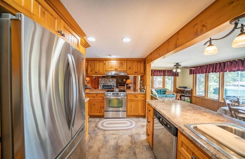 Crosslake House | Lovely Lake Retreat for Family Fun on Daggett Lake - With Guest House