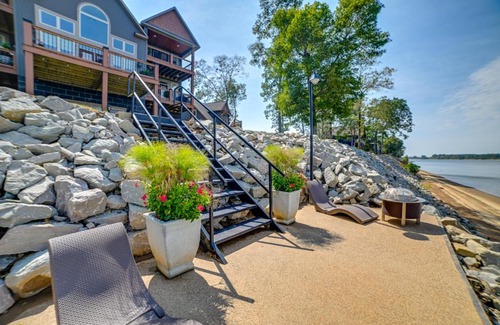 Olivehill Apartment | Lovely Lakefront Apartment with Boat Ramp Access