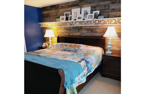 Cloverdale House | Lovely Lakeside Cottage for 6 on a Private Lake
