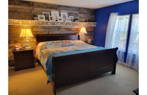 Cloverdale House | Lovely Lakeside Cottage for 6 on a Private Lake