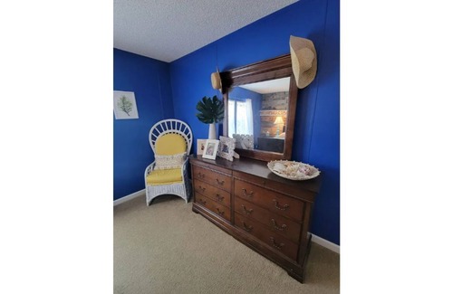 Cloverdale House | Lovely Lakeside Cottage for 6 on a Private Lake