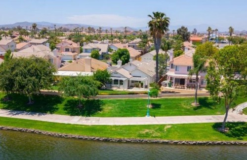 Menifee House | Lovely Lakeside Private Room