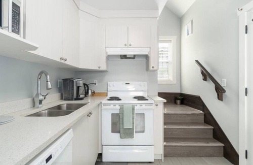 Hastings House | Lovely Laneway House, 1BD