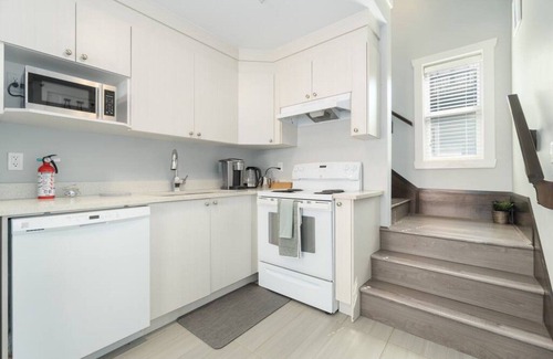 Hastings House | Lovely Laneway House, 1BD