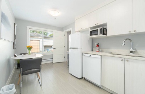 Hastings House | Lovely Laneway House, 1BD
