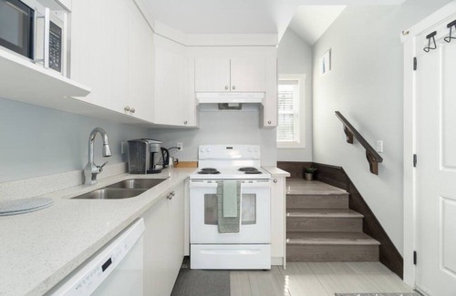Hastings House | Lovely Laneway House, 1BD