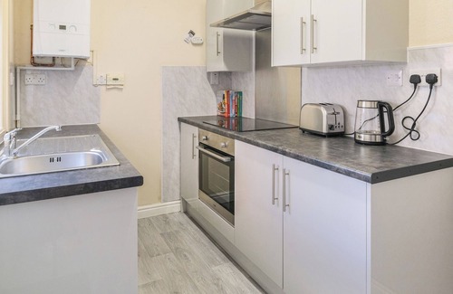 Hartshill House | Lovely large 2-Bed House with 2 Reception Rooms