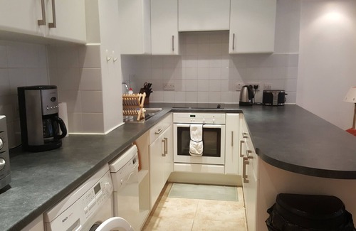 Addison Apartment | Lovely Large Garden Flat near Westfield & Olympia