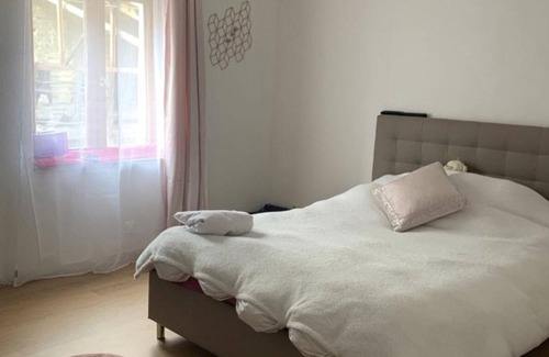 Brevans House | Lovely large house with fenced garden and veranda