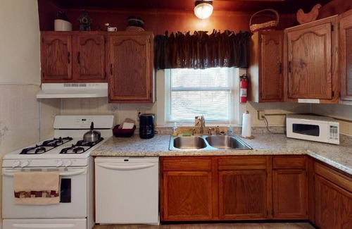 Nelsonville Cabin | Lovely Laurel Run Cottage, Hocking Hills, Hot Tub