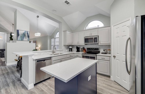 Lewisville House | Lovely Lewisville great location minutes to Denton, Flower Mound, & The Colony!