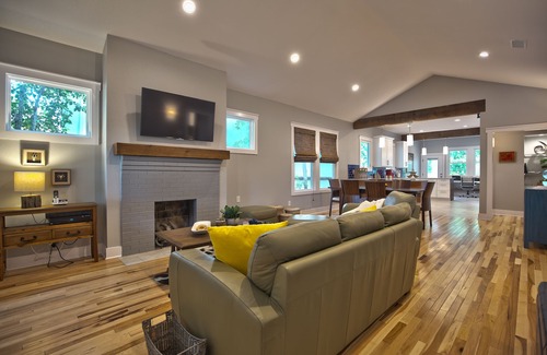 North Hi Mount House | Lovely Like New Home in Cultural District offering EV Charger close to Dickies!