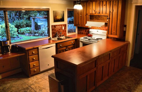Regional District of Nanaimo House | Lovely little well appointed suite close to downtown, parks and restaurants