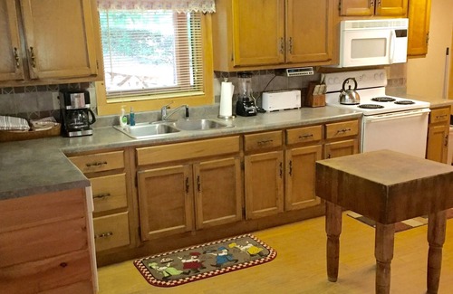 Warm Springs Cabin | Lovely Log Home is surrounded by Roosevelt State Park & near Callaway Gardens!