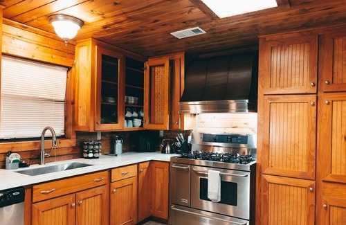 Montgomery House | Lovely Log Home W/Office, AC, Hot Tub on 4.3 acres