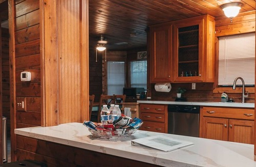 Montgomery House | Lovely Log Home W/Office, AC, Hot Tub on 4.3 acres