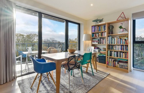 West Hill Apartment | Lovely Luminous 3 Bed Flat, with secure Ev Parkng