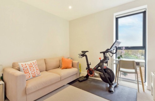 West Hill Apartment | Lovely Luminous 3 Bed Flat, with secure Ev Parkng